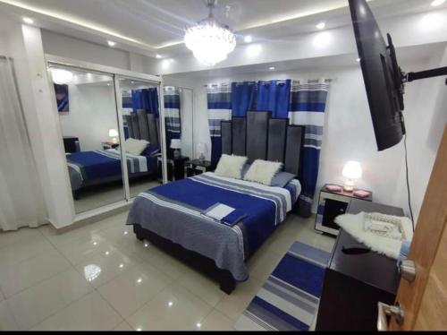 ein Schlafzimmer mit einem Bett und einem TV. in der Unterkunft APT Estevez in Pantoja