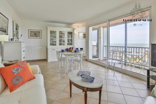 un salon avec un canapé et une table dans l'établissement Antares - Appartement vue mer - Les sables, à Les Sables-dʼOlonne