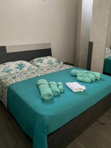 ein Bett mit zwei Kissen und Handtüchern darauf in der Unterkunft La conchiglia sul mare in Mazara del Vallo