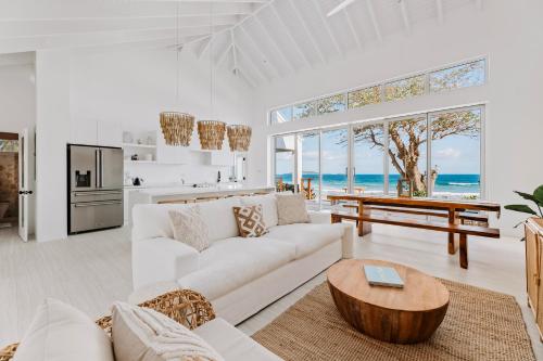 uma sala de estar com um sofá branco e uma mesa em Long Bay Beach Resort em Tortola Island