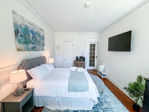 Gallery image of Pvt Room, St Marys, Fenway, Longwood, Green Line in Longwood Station