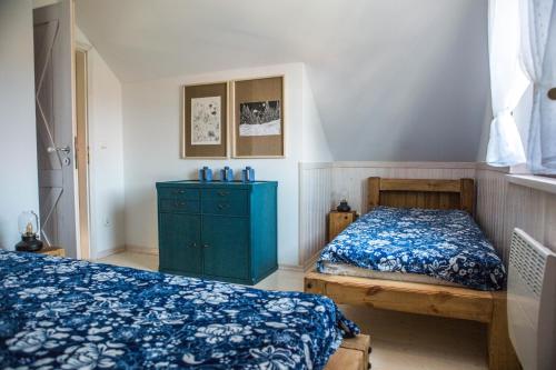 1 dormitorio con 1 cama y vestidor azul en Biały Bez Ostoja Bukowo, en Borowy Młyn