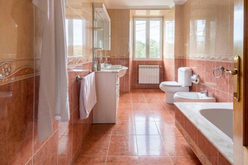 Kúpeľňa v ubytovaní GALIHOST - Casa con enorme jardín en Cambados