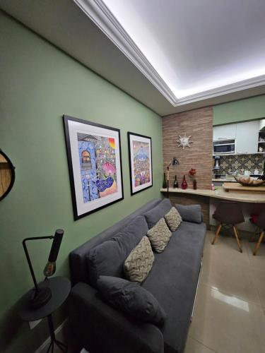 sala de estar con sofá y mesa en Loft, en Río de Janeiro