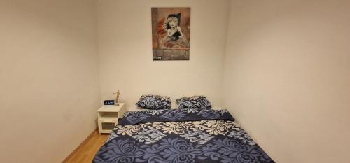 een slaapkamer met een bed en een foto aan de muur bij Weberknecht Apartments in Wenen
