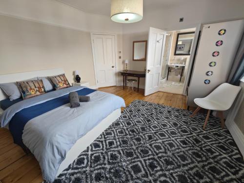 STUNNING 4 BEDROOM FLAT IN REGENT'S PARK - ABBEY Rd في لندن: غرفة نوم بسرير كبير وسجادة
