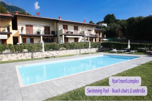 einem Pool vor einem Gebäude in der Unterkunft Panorama lake view, pool & garden, 2 bathrooms, kingsize & single-beds, fast Internet in Toscolano-Maderno