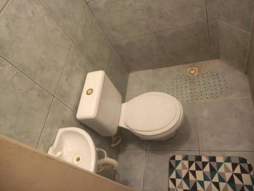 a bathroom with a toilet and a bidet at Residencial Barbosa - Apto 102 in Macaé