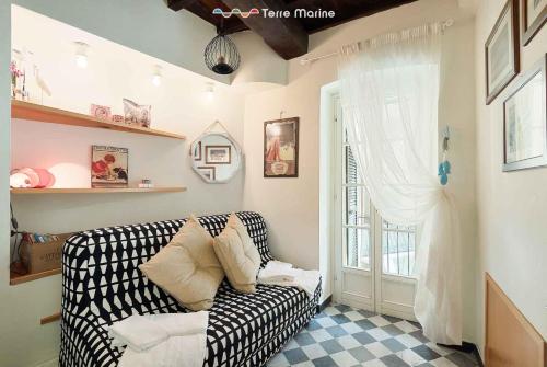 a living room with a black and white couch and a window at Nautilus in Lerici