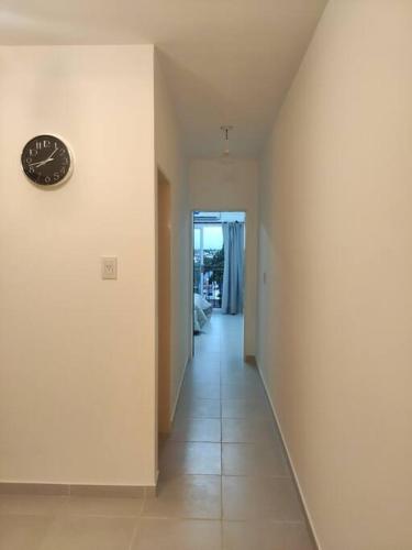 un pasillo vacío con un reloj en la pared en Fortunati Departamentos en San Miguel
