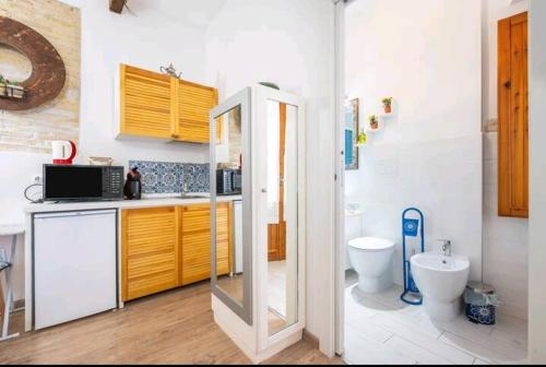 eine Küche mit Dusche und WC in der Unterkunft Alla Marina in Cagliari