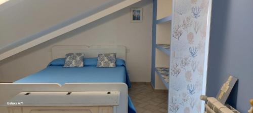 ein Schlafzimmer mit einem blauen Bett und einer Treppe in der Unterkunft coralinehome in Castellammare di Stabia