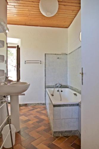 une salle de bain avec une baignoire et un lavabo dans l'établissement Casa di Pruno, à Morsiglia