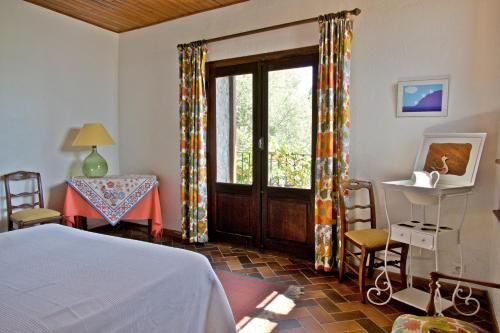 - une chambre avec un lit, une porte et une table dans l'établissement Casa di Pruno, à Morsiglia