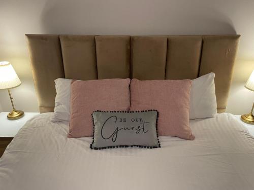 Un ou plusieurs lits dans un hébergement de l'établissement Cozy Victorian Gem • Near Hospitals & Attractions