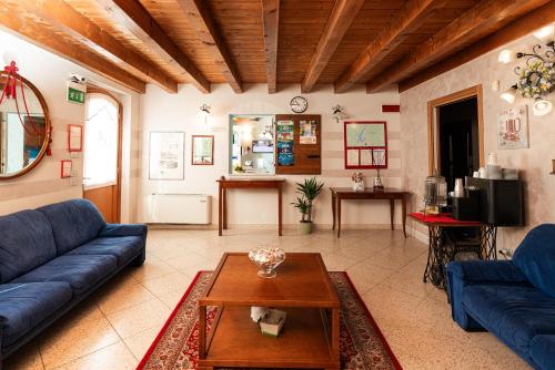 a living room with a blue couch and a table at Agriturismo dei Grippi in Sona