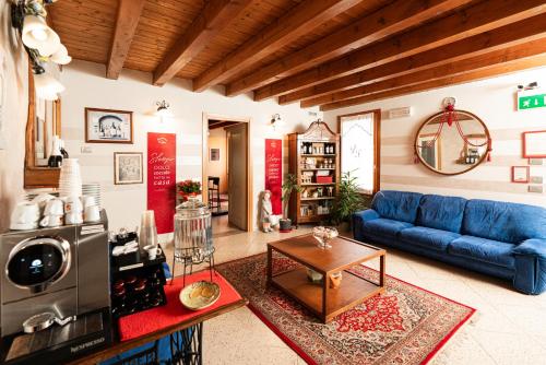 a living room with a blue couch and a table at Agriturismo dei Grippi in Sona