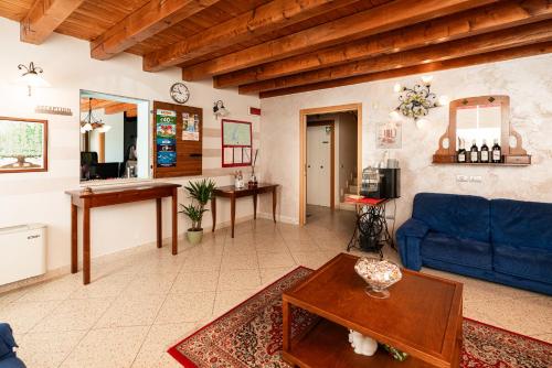 a living room with a blue couch and a table at Agriturismo dei Grippi in Sona