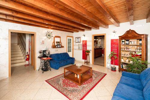 a living room with blue couches and a table at Agriturismo dei Grippi in Sona