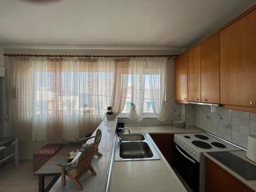 Η κουζίνα ή μικρή κουζίνα στο Apartment by the sea