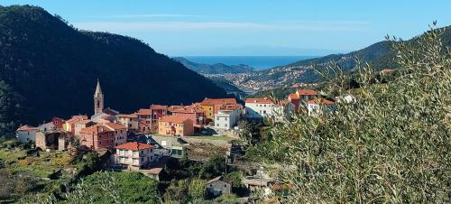 una piccola cittadina su una collina con una chiesa di Camera tra le Cinque Terre, Camogli e Portofino. Vista valle e scorcio mare all'orizzonte a Castiglione Chiavarese
