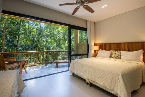 een slaapkamer met een bed en een balkon bij Pousada Naturalia in Abraão