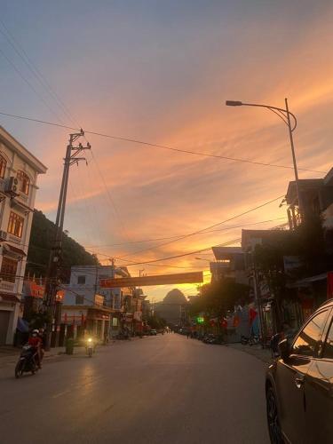 eine Stadtstraße mit Sonnenuntergang im Hintergrund in der Unterkunft Nhà Nghỉ Bình Hương in Bắc Sơn