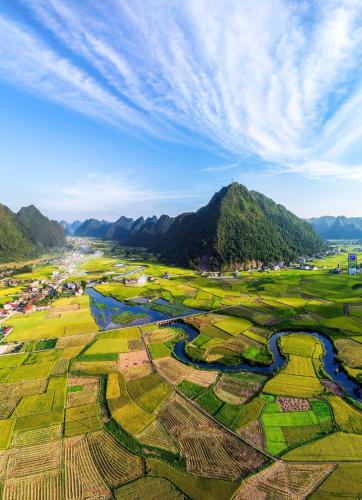 una vista aerea su un campo con un fiume e montagne di Nhà Nghỉ Bình Hương a Bắc Sơn