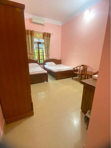 Zimmer mit 2 Betten in einem Zimmer in der Unterkunft Nhà Nghỉ Bình Hương in Bắc Sơn