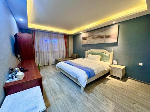a hotel room with a bed and a desk at 怡程酒店ECHENG HOTEL in Sihanoukville
