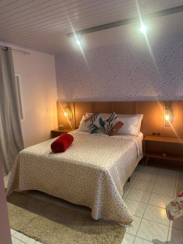 a bedroom with a bed with lights on the ceiling at La Vita hospedaria studio verde in Nova Veneza