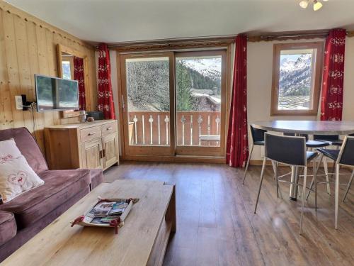 un salon avec un canapé et une table dans l'établissement Appartement charmant à Méribel, pour 6 pers, balcon, quartier calme - FR-1-182-102, à Méribel
