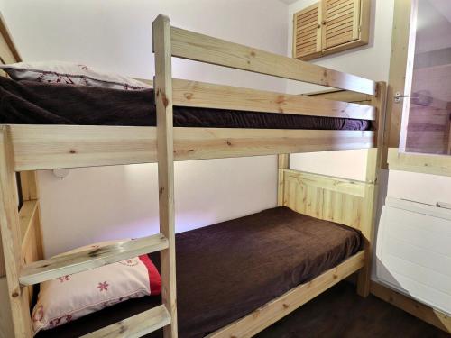 ein paar Etagenbetten in einem kleinen Zimmer in der Unterkunft Appartement Méribel, 2 pièces, 6 personnes - FR-1-182-102 in Méribel