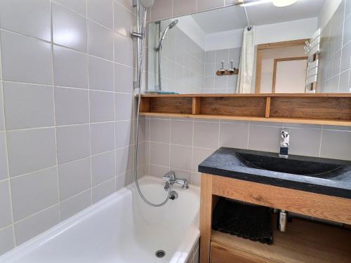 une salle de bain avec un lavabo et une baignoire dans l'établissement Appartement charmant à Méribel, pour 6 pers, balcon, quartier calme - FR-1-182-102, à Méribel