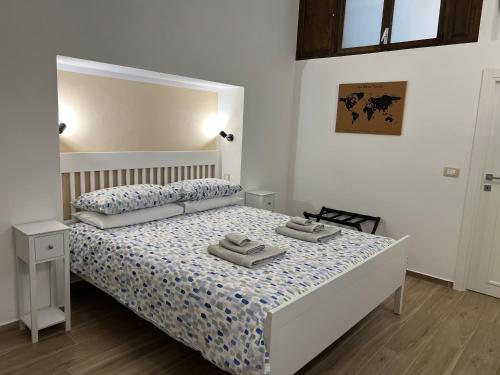 sypialnia z łóżkiem z dwoma ręcznikami w obiekcie AL 106 Apartment [Free Wi-fi 5 min dalla Stazione] w mieście Prato