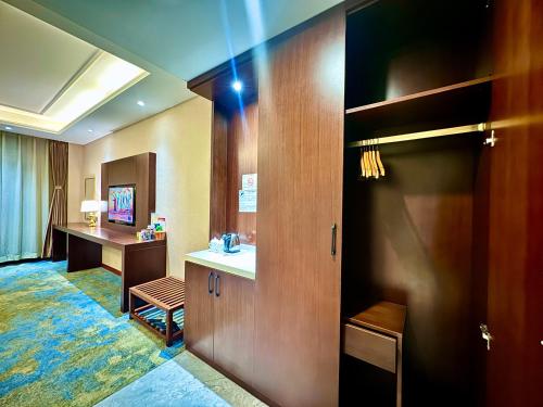 a hotel room with a vanity and a desk and a room at 怡程酒店ECHENG HOTEL in Sihanoukville