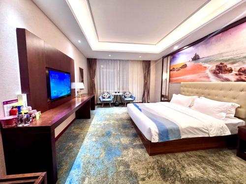 a hotel room with a bed and a television at 怡程酒店ECHENG HOTEL in Sihanoukville