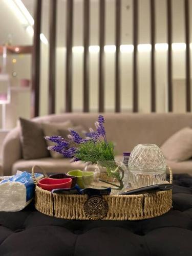 una mesa con una bandeja con flores. en lavender-1, en Al Khobar