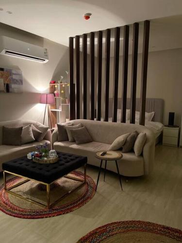 sala de estar con sofá y mesa en lavender-1, en Al Khobar
