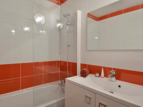 y baño con bañera, lavamanos y ducha. en Appartement Plagne Bellecôte, 2 pièces, 5 personnes - FR-1-181-2014 en La Plagne Tarentaise