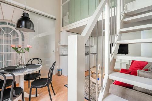 een kleine eetkamer en keuken met een trap in een klein appartement bij Elizabeth Boulevard Unity in Boedapest