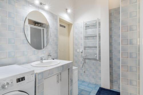 een witte badkamer met een wastafel en een spiegel bij Elizabeth Boulevard Unity in Boedapest
