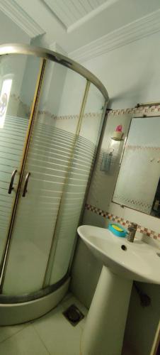 uma casa de banho com um espelho e um lavatório em Areej tower E-11/3 Islamabad em Islamabad