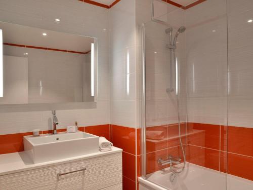 y baño con lavabo y ducha. en Appartement Plagne Bellecôte, 6 pièces, 14 personnes - FR-1-181-2282, en La Plagne Tarentaise