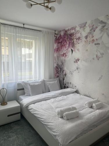 een slaapkamer met een bed met twee handdoeken erop bij Tropical Jungle Apartament in Otwock