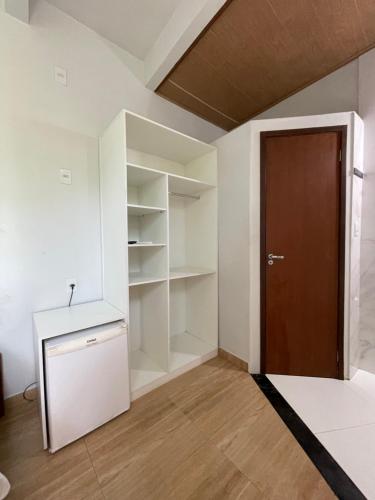 an empty room with a door and a closet at Hospedaje MorroSP in Morro de São Paulo