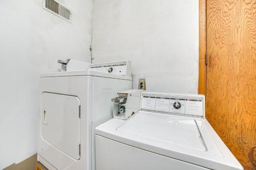 eine weiße Waschküche mit Waschmaschine und Trockner in der Unterkunft Cozy Anchorage Vacation Rental Near Hospitals! in Anchorage