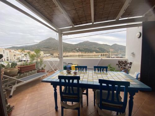 a table and chairs on a balcony with a view at Casa Emma in Favignana