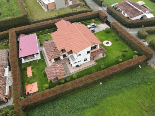 an overhead view of a house with a red roof at Villa Mali Circasia Quindio in Circasia