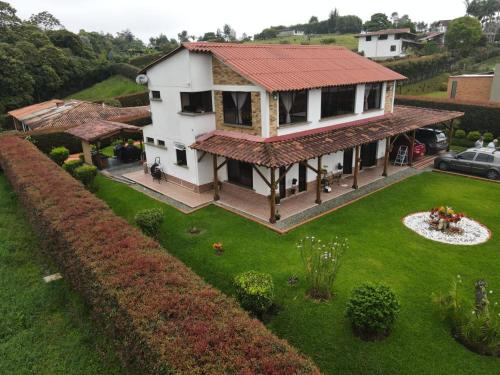 an aerial view of a house with a yard at Villa Mali Circasia Quindio in Circasia